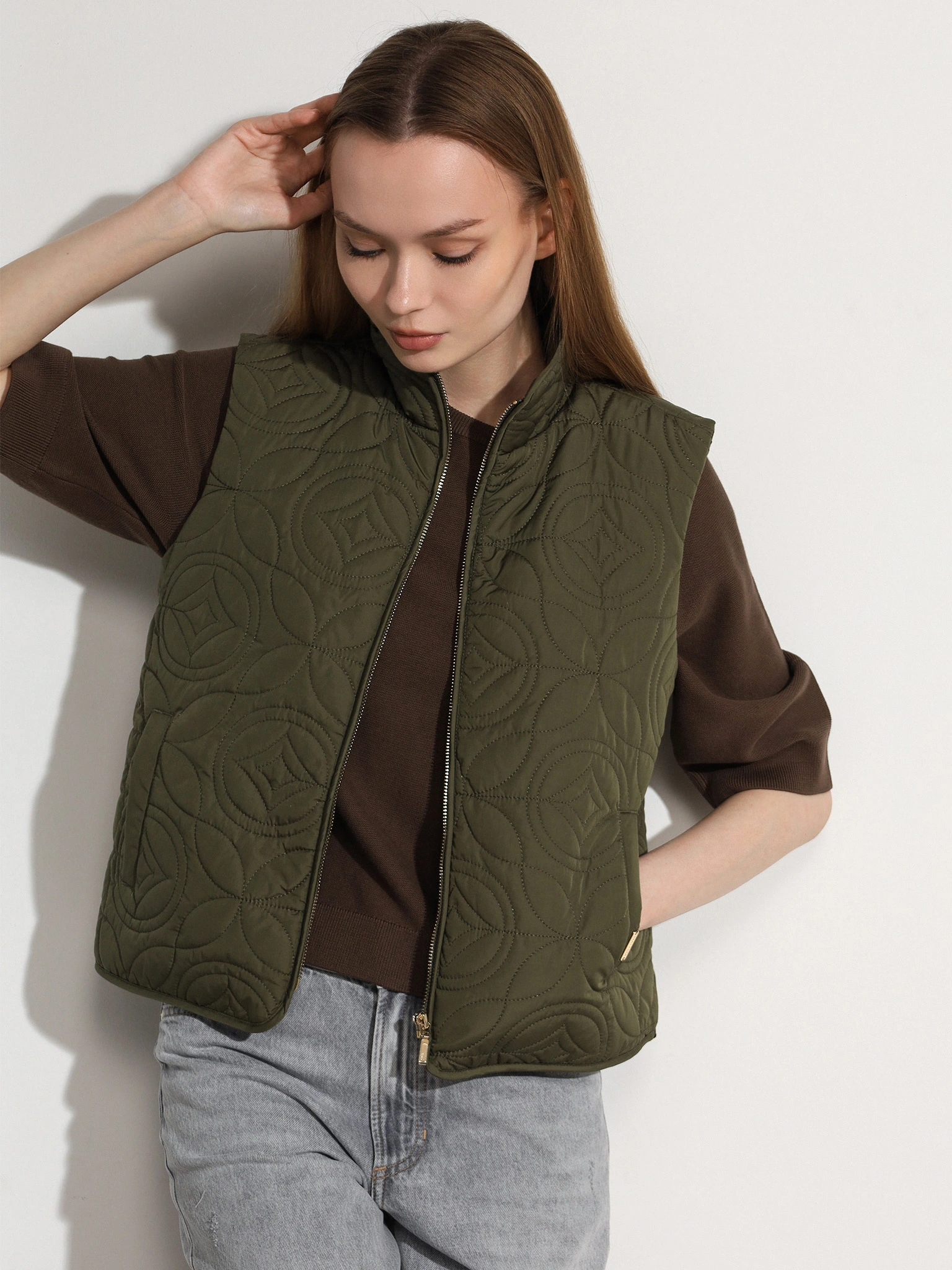 Жилет цвета хаки с фигурной стежкой